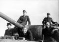 Bundesarchiv Bild 101I-244-2323-06A, Ostfront-Süd, Panzersoldaten.jpg