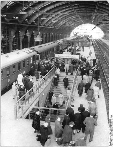 Soubor:Bundesarchiv Bild 183-43489-0003, Berlin, Ostbahnhof, Bahnsteig B.jpg