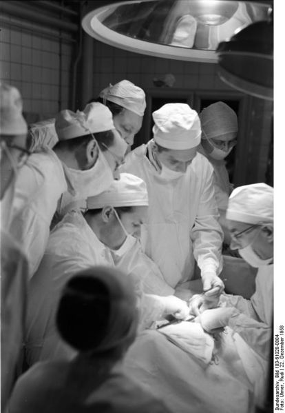 Soubor:Bundesarchiv Bild 183-61028-0004, Berlin, Tierexperiment, Herztransplantation.jpg