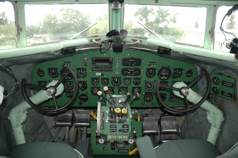 Soubor:Li-2 HA-LIX Cockpit 01.jpg