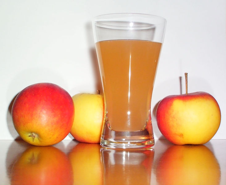 Soubor:Apple juice with 3apples.jpg