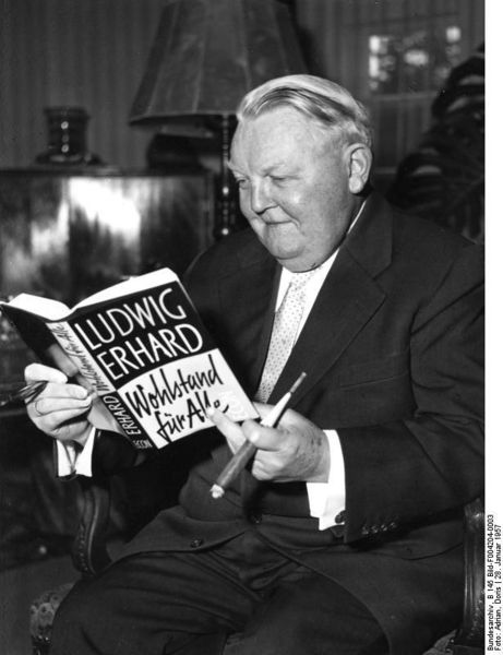 Soubor:Bundesarchiv B 145 Bild-F004204-0003, Ludwig Erhard mit seinem Buch.jpg