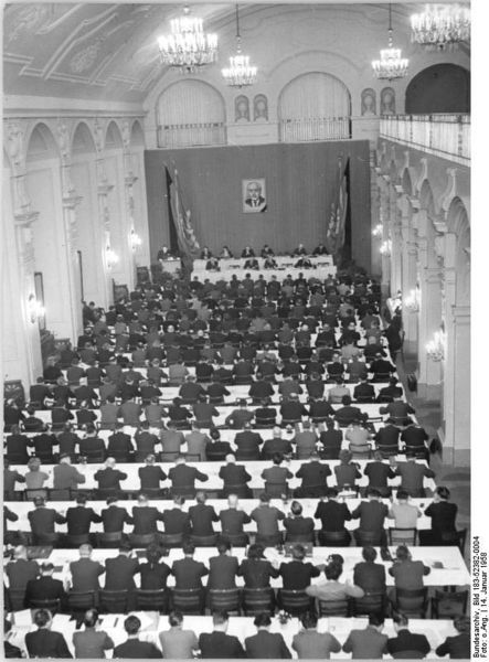 Soubor:Bundesarchiv Bild 183-52382-0004, Leipzig, zentrale CDU-Mitarbeiterkonferenz.jpg