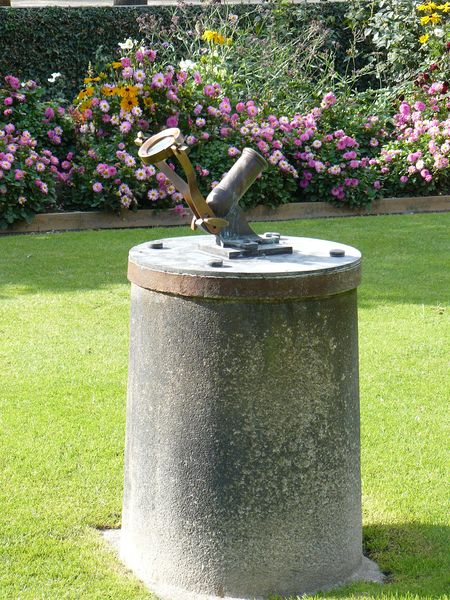 Soubor:Petit canon Palais Royal.jpg