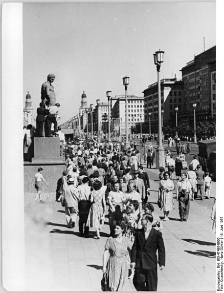 Soubor:Bundesarchiv Bild 183-47485-0005, Berlin, Karl-Marx-Allee, Tag des Rundfunks, Passanten.jpg