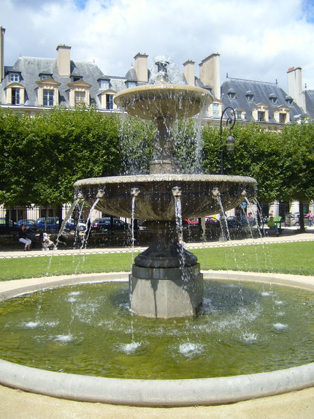 Soubor:Fountain Place des Vosges.jpg