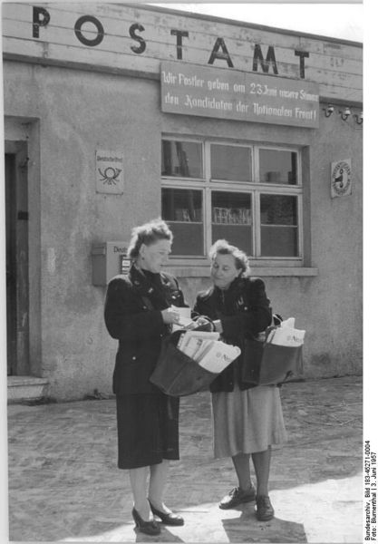 Soubor:Bundesarchiv Bild 183-45271-0004, Postamt Gebesee, Briefträgerinnen.jpg