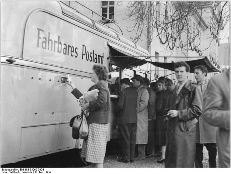 Soubor:Bundesarchiv Bild 183-63066-0004, Erfurt, II. Arbeiterjugendkongress, mobiles Postamt.jpg