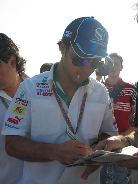 Soubor:Felipe Massa autographs.jpg