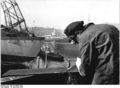 Bundesarchiv Bild 183-59901-0004, Schiffbauer der Warnowwerft planen, arbeiten und regieren mit.jpg