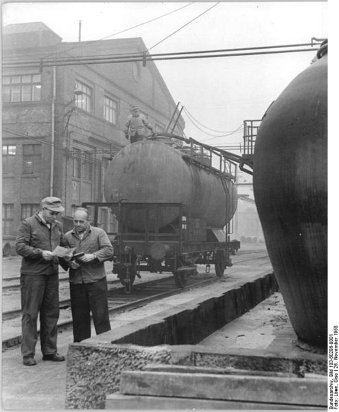 Soubor:Bundesarchiv Bild 183-60286-0001, Nünchritz, Elektrolyse-Anlage, Tankwagen.jpg