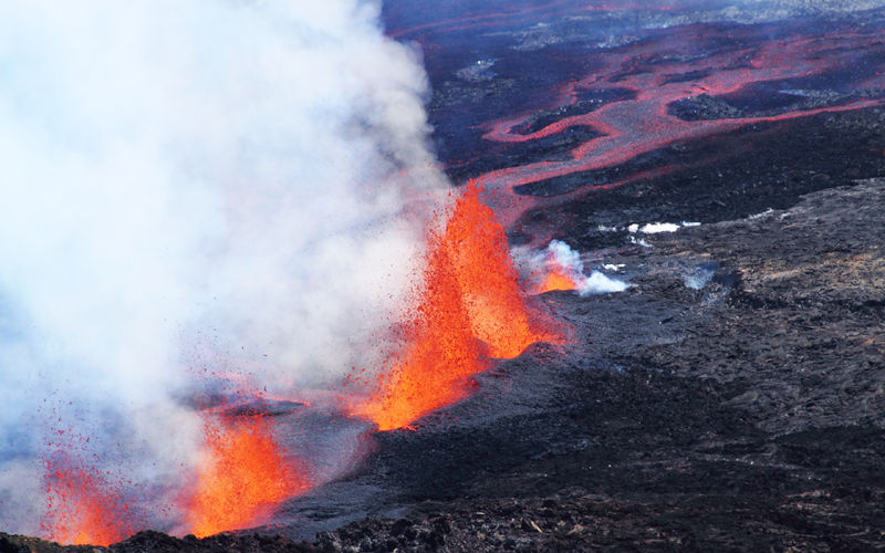 Soubor:Lava Fountains and Lava Flows at Piton de la Fournaise 2016.jpg