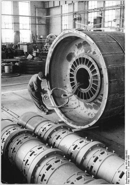 Soubor:Bundesarchiv Bild 183-61189-0002, Magdeburg, Großfilter für chemische Industrie.jpg