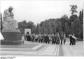 Bundesarchiv Bild 183-48313-0002, Berlin-Treptow, sowjetisches Ehrenmal, ausländische Delegation.jpg