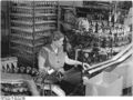 Bundesarchiv Bild 183-43410-0005, VEB Berliner Glühlampenwerk, Planerfüllung.jpg