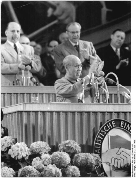 Soubor:Bundesarchiv Bild 183-57000-0255, Berlin, V. SED-Parteitag, 3.Tag.jpg