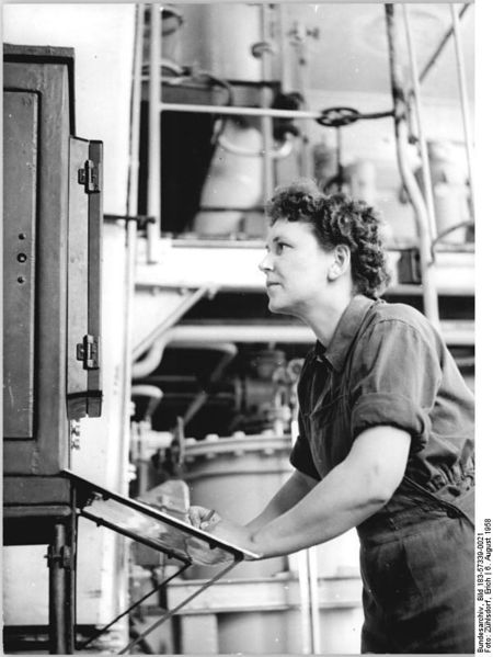 Soubor:Bundesarchiv Bild 183-57339-0021, VEB Leuna-Werke, Industriemeisterin Lilo Skoczowsky.jpg