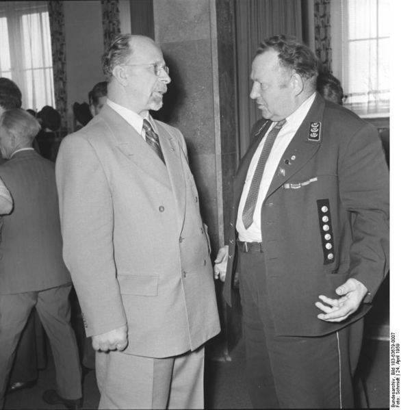 Soubor:Bundesarchiv Bild 183-63679-0007, Bitterfelder Konferenz, Walter Ulbricht, Sepp Wenig.jpg