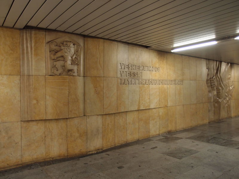 Soubor:Hradcanska metro station 2018Z17.JPG