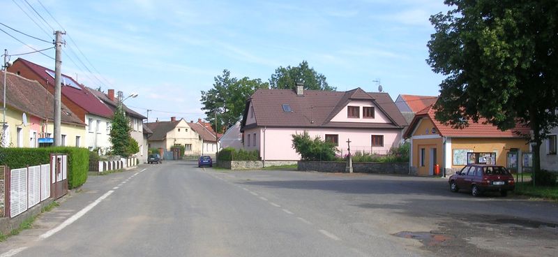 Soubor:Příčovy, u autobusové zastávky.jpg