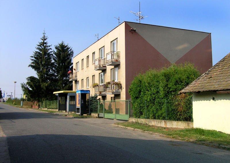 Soubor:Radíkovice, flat-building.jpg