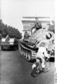 Bundesarchiv Bild 101I-721-0395-22, Paris, Panzer der Waffen-SS vor dem Arc de Triomphe.jpg