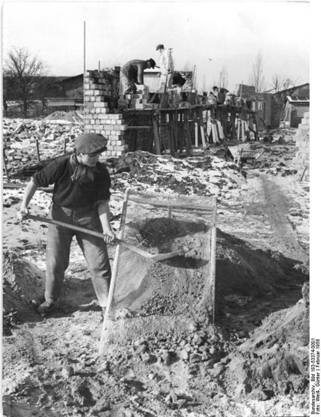 Soubor:Bundesarchiv Bild 183-53374-0001, Ballin, Bau eines Melkhauses im Tierzucht-Hauptgut.jpg