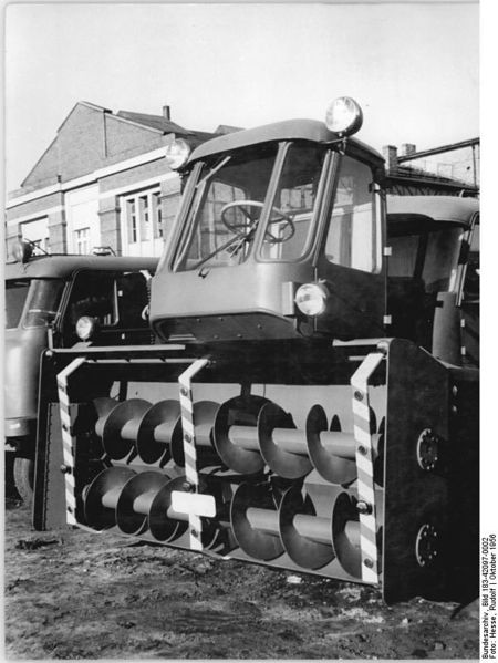 Soubor:Bundesarchiv Bild 183-42097-0002, Spezialfahrzeugwerk Berlin, neuer Großschneepflug.jpg