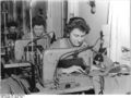 Bundesarchiv Bild 183-52058-0012, Modeatelier Kaiser, Altenburg, bereitet Messekollektion vor..jpg