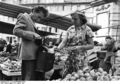 Bundesarchiv B 145 Bild-F004632-0012, Bonn, Marktstände auf dem Markt.jpg