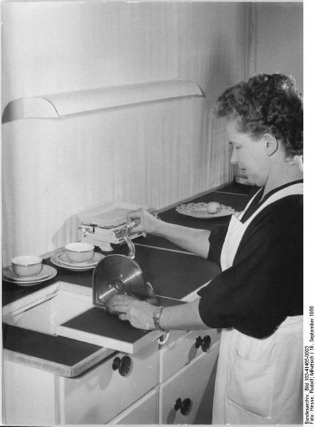 Soubor:Bundesarchiv Bild 183-41465-0003, Berlin, Ausstellung "Die Welt der Frau", Küche".jpg