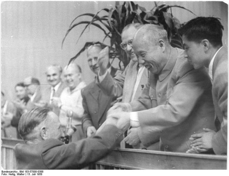 Soubor:Bundesarchiv Bild 183-57000-0388, Berlin, V. SED-Parteitag, 4.Tag.jpg