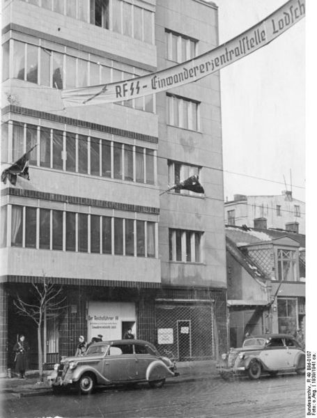 Soubor:Bundesarchiv R 49 Bild-0107, Litzmannstadt, Einwanderer-Zentralstelle Nord-Ost.jpg