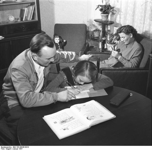 Soubor:Bundesarchiv Bild 183-43545-0010, Riesa, Umsiedler aus der CSR.jpg