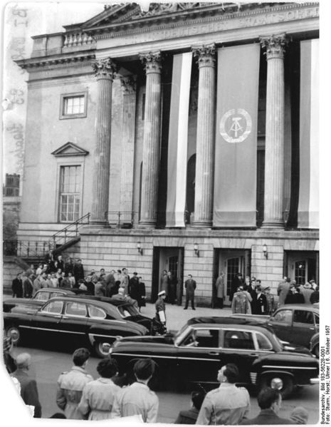 Soubor:Bundesarchiv Bild 183-56228-0001, Berlin, Deutsche Staatsoper, 8. Jahrestag DDR-Gründung.jpg