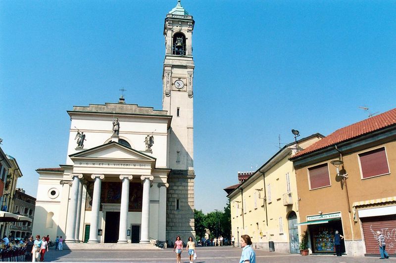 Soubor:Rho - Basilica e piazza S. Vittore.jpg