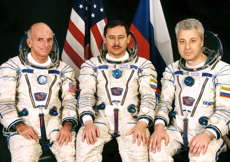 Soubor:Soyuz TM-32 crew.jpg