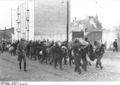 Bundesarchiv R 49 Bild-1377, Leslau, Marsch von Juden unter Polizeibewachung.jpg