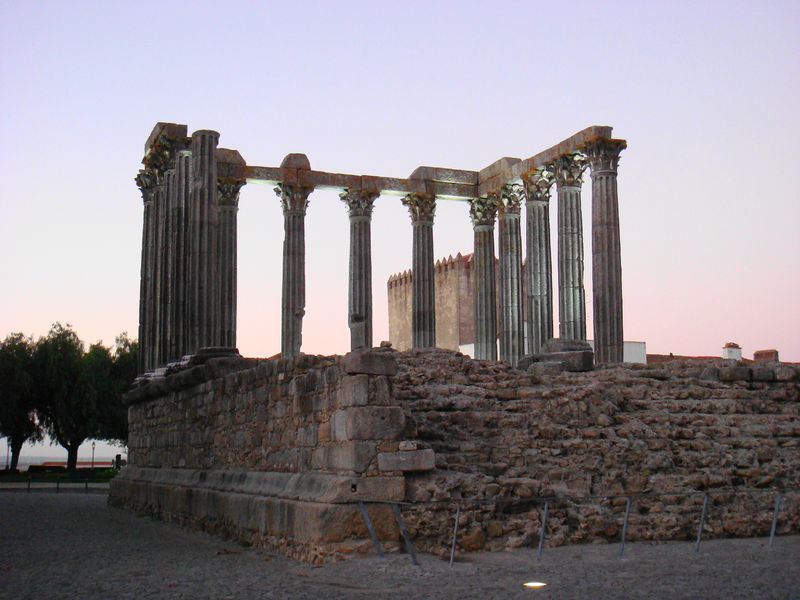 Soubor:TemploRomanoEvora.jpg