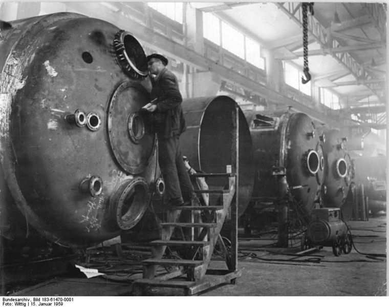 Soubor:Bundesarchiv Bild 183-61470-0001, Im VEB Chema Rudisleben.jpg