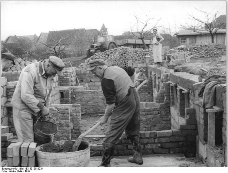 Soubor:Bundesarchiv Bild 183-45168-0034, VEG Allmenhausen, Krs. Sondershausen, Wohnungsbau.jpg