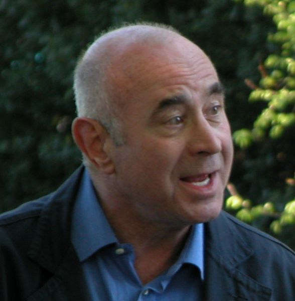 Soubor:Bob hoskins filming ruby blue cropped.jpg