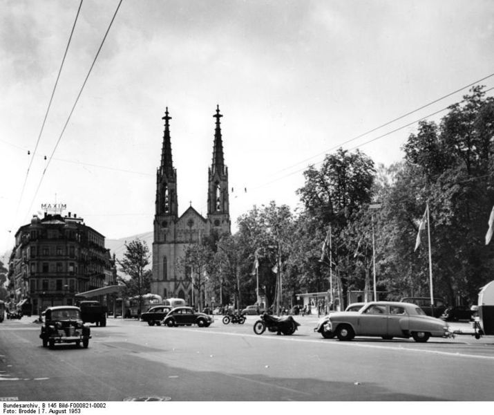 Soubor:Bundesarchiv B 145 Bild-F000821-0002, Baden-Baden, Augustaplatz und Stadtkirche.jpg