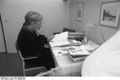 Bundesarchiv B 145 Bild-F061600-0007, Bundeswehrkrankenhaus Koblenz, Helmut Schmidt.jpg