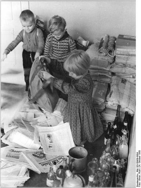 Soubor:Bundesarchiv Bild 183-59439-0004, Aus Altstoffen ein Tier für den Tierpark.jpg