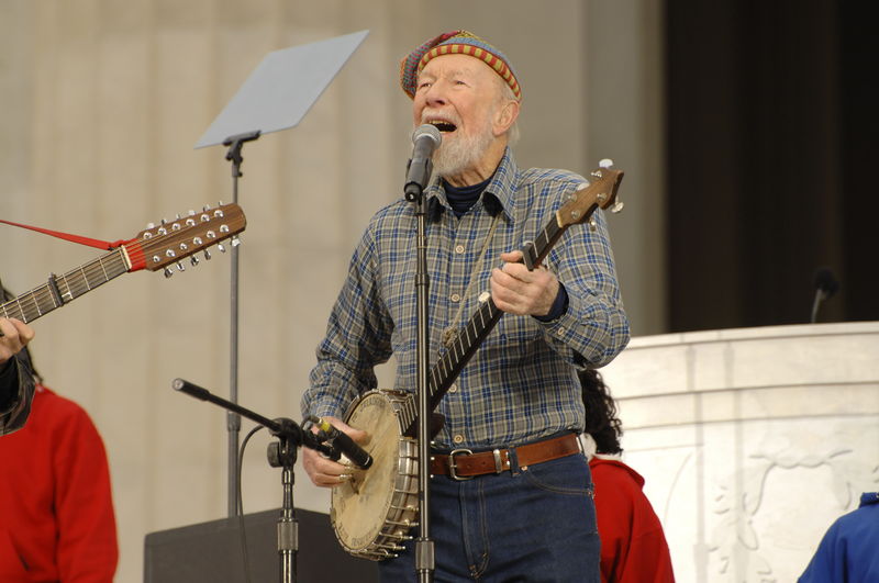 Soubor:Pete Seeger sings.JPG