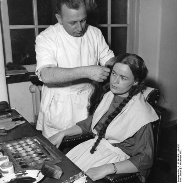 Soubor:Bundesarchiv B 145 Bild-F001109-0010, Köln, WDR Fernsehstudio Maskenbildnerei.jpg