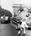 Bundesarchiv Bild 101I-721-0395-22, Paris, Panzer der Waffen-SS vor dem Arc de Triomphe.2.jpg