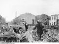 Bundesarchiv Bild 146-2006-0106, Stalingrad, Essenträger.jpg