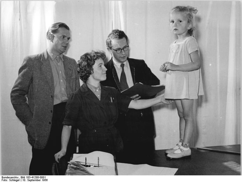 Soubor:Bundesarchiv Bild 183-41288-0001, VEB Aktivist, Kinderstrickwaren.jpg